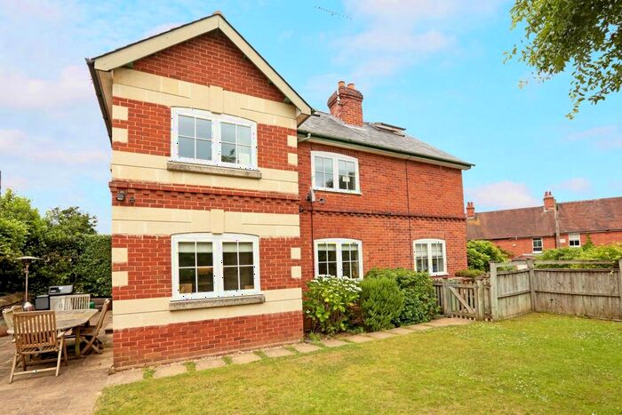 4 Bedroom Detached House To Rent In Harpsden Road, Henley-On-Thames, RG9