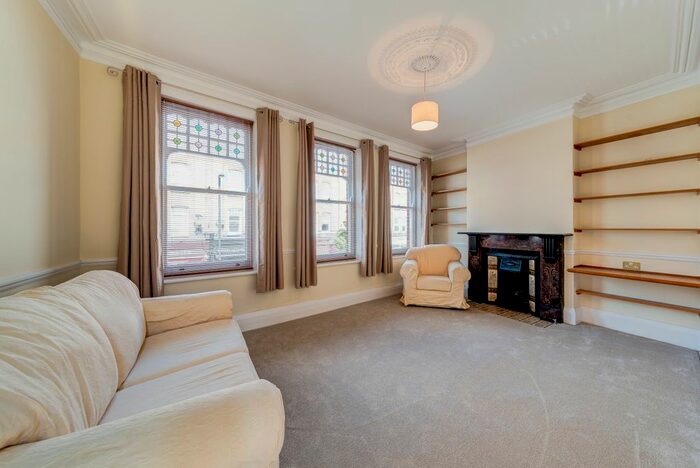 2 Bedroom Flat To Rent In Abbeville Road, Clapham, London SW4