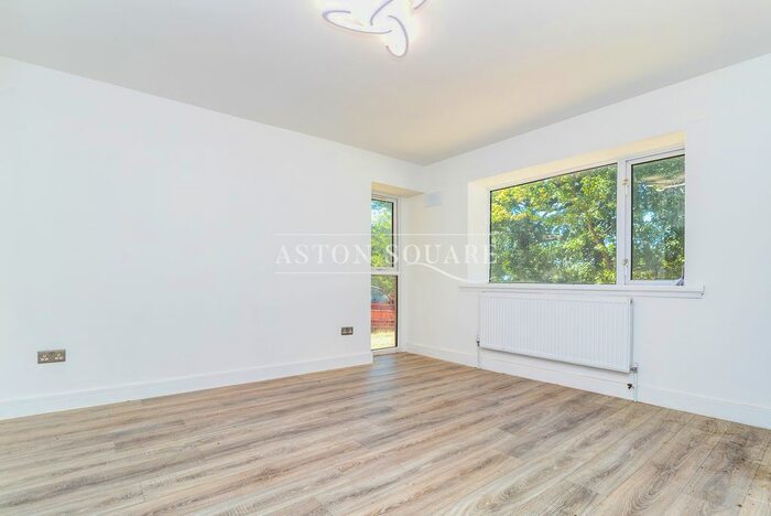 3 Bedroom Flat To Rent In The Woodlands, London, SE19