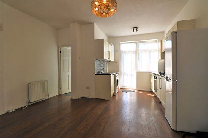 1 Bedroom Flat To Rent In Endsleigh Gardens, Ilford, Essex, IG1