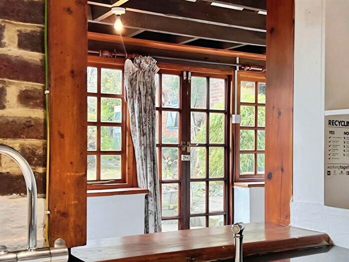 3 Bedroom Semi-Detached House For Sale In The Street, Hothfield, TN26 - Photo 10