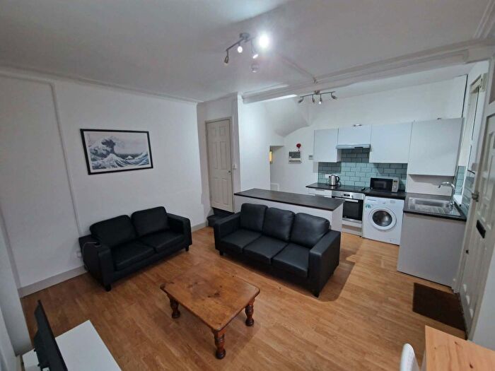 5 Bedroom Terraced House To Rent In Beechwood View, Leeds, LS4