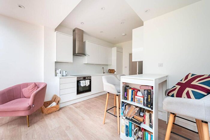 2 Bedroom Flat To Rent In Wells House Road, North Acton, London, NW10