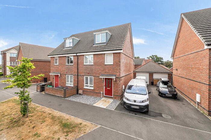 3 Bedroom Semi Detached House For Sale In Fullbrook Avenue, Spencers Wood, Reading, Berkshire, RG7