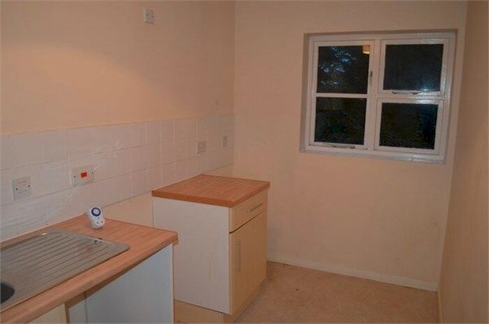 1 Bedroom Flat To Rent In Shafter Road, Dagenham, RM10