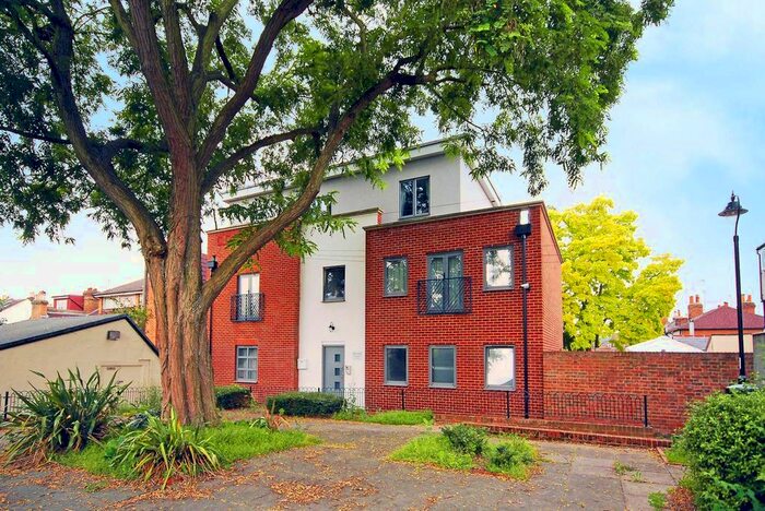 2 Bedroom Flat To Rent In Stoke Square, Guildford, GU1