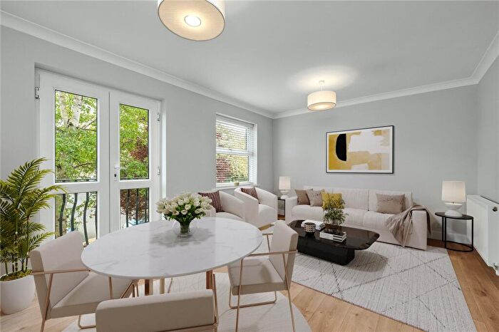 1 Bedroom Apartment For Sale In St. Andrew's Square, Surbiton, Surrey, KT6