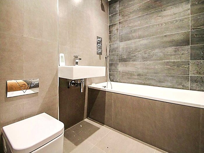 1 Bedroom Flat To Rent In York Road, Clapham Junction, SW11