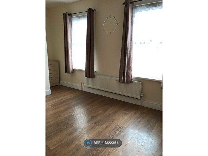 2 Bedroom Flat To Rent In Bush Road, London, SE8