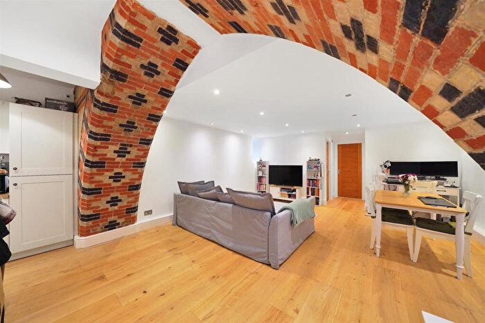 1 Bedroom Apartment To Rent In St Michaels Court, Langdon Park, E14