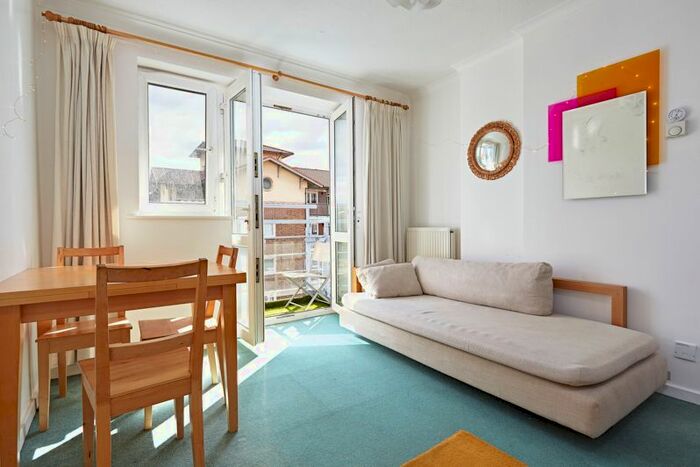 2 Bedroom Flat To Rent In Roman Road, London, E2