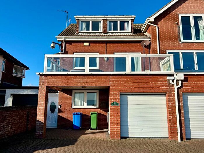 4 Bedroom Detached House To Rent In Bed Semi-Detached House, Belvedere Parade, Bridlington, YO15