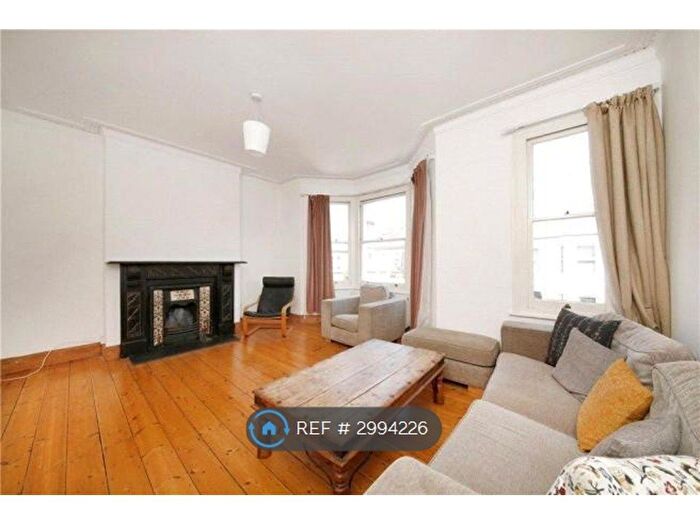3 Bedroom Flat To Rent In Hubert Grove, London, SW9