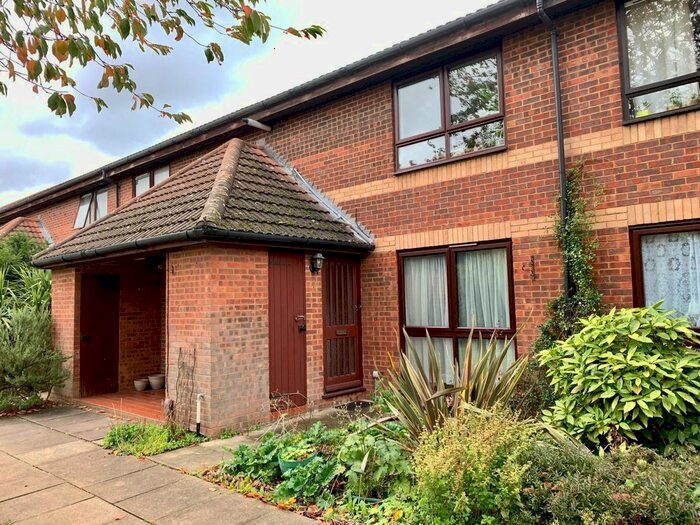 2 Bedroom Flat To Rent In Green Road, London, N14