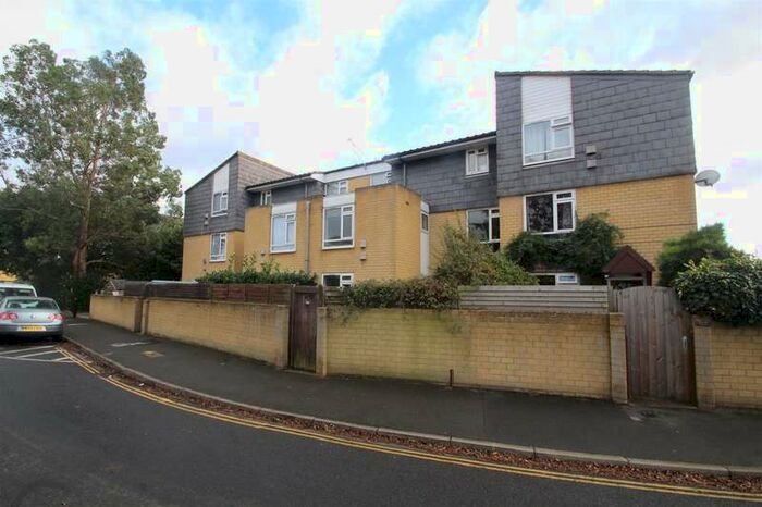 2 Bedroom Maisonette Flat To Rent In Southern Avenue, Feltham, TW14