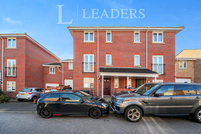 4 Bedroom Semi-Detached House To Rent In Large 4 Bedroom 3 Storey Town House - Garage - 3 Bathrooms - All Double Bedrooms, LU3