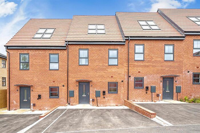 3 Bedroom Terraced House To Rent In Ivy Approach, Seacroft, LS14