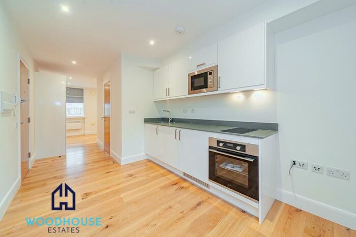 Studio To Rent In Kilburn High Road, London, NW6