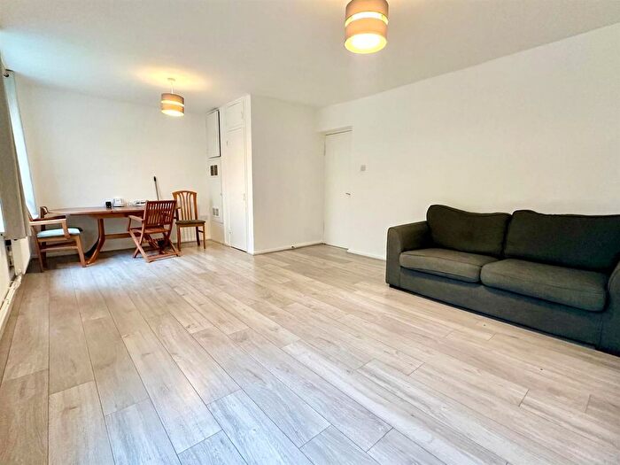 3 Bedroom Flat To Rent In Frendsbury Road, London, SE4