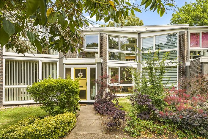 3 Bedroom Link Detached House For Sale In Weybridge, Surrey, KT13