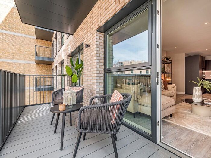 2 Bedroom Flat For Sale In Capital Interchange Way, Brentford, TW8