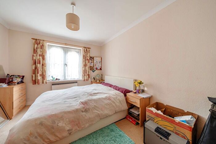 1 Bedroom Flat For Sale In Nixey Close, Slough, SL1
