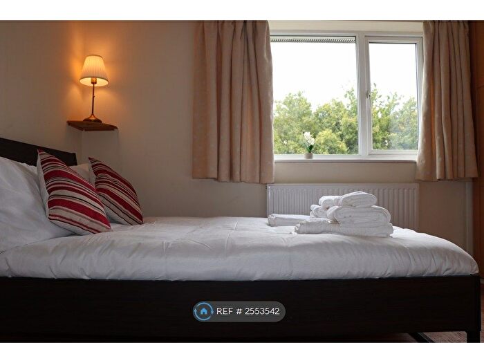 1 Bedroom Flat To Rent In Swans Hope, Loughton, IG10