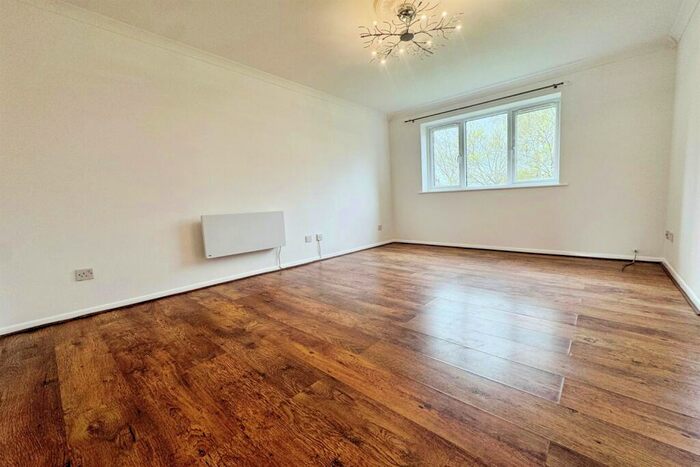 1 Bedroom Flat To Rent In Hove Close, RM17