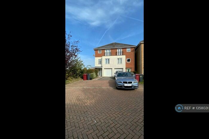 4 Bedroom Semi-Detached House To Rent In Regis Park Road, Reading, RG6