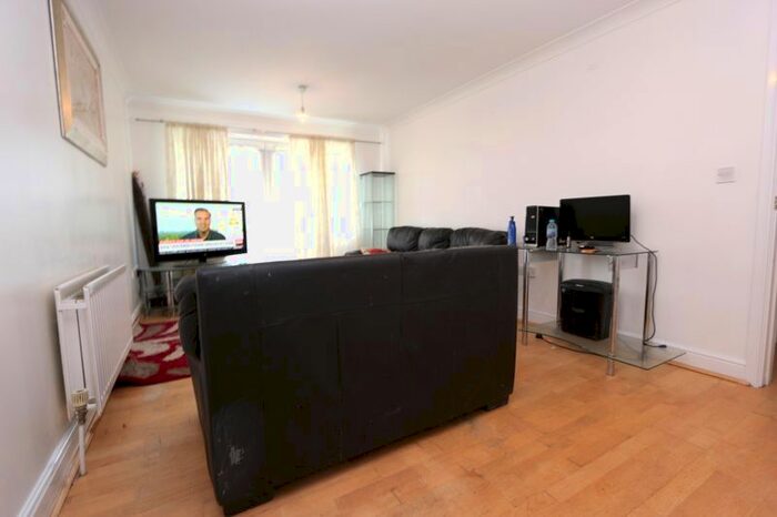 2 Bedroom Flat To Rent In Osier Crescent, London, N10