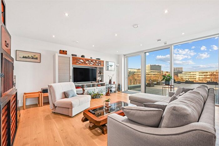 2 Bedroom Flat For Sale In Chiswick High Road, London, W4