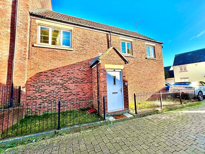 2 Bedroom Detached House To Rent In Tuscan Road, Swindon, SN25