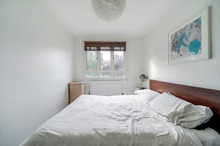2 Bedroom Flat For Sale In Heather Close, London, SW8