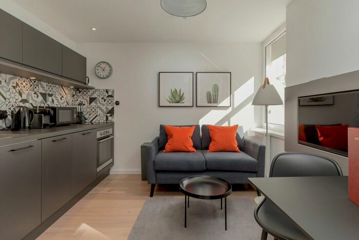 1 Bedroom Flat To Rent In Market Street, Edinburgh, EH1