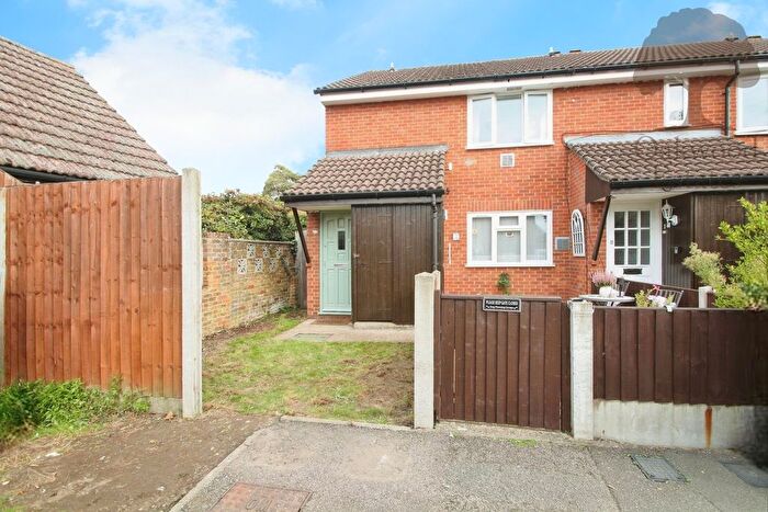 2 Bedroom Maisonette To Rent In Westland Close, Stanwell, TW19