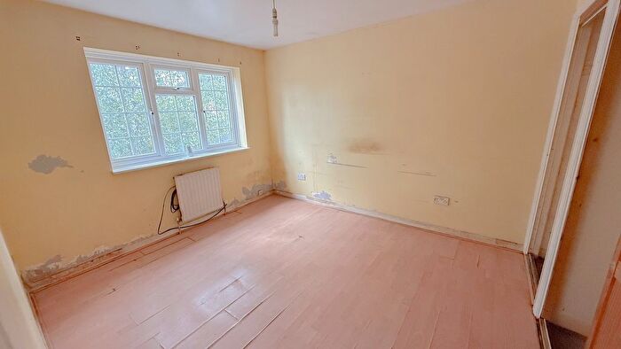 3 Bedroom End Of Terrace House For Sale In Groveside Close, Carshalton, Surrey., SM5