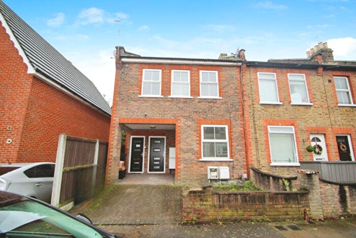 2 Bedroom Flat To Rent In Abbey Road Newbury Park, IG2