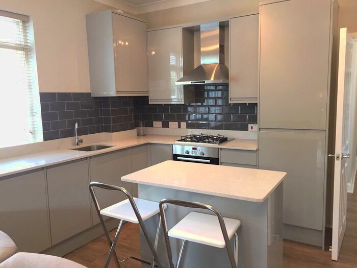 2 Bedroom Flat To Rent In Woodstock Road, London, NW11