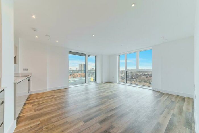 3 Bedroom Flat To Rent In Voyager House, Bridges Court Road, London, SW11