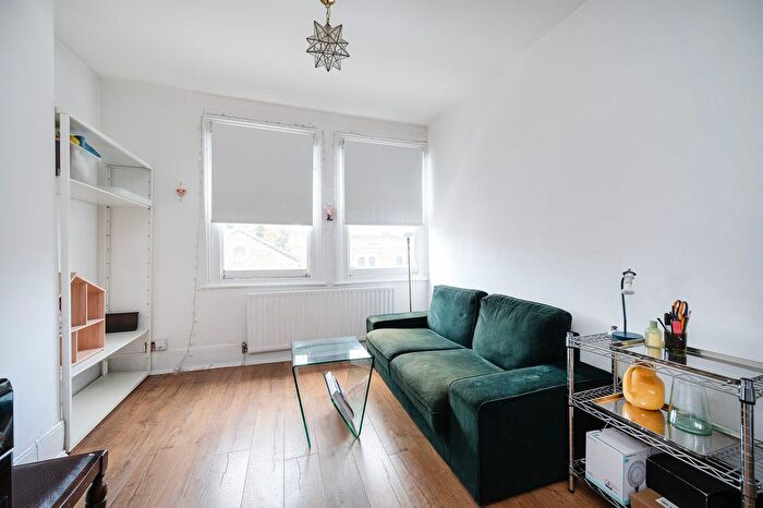 1 Bedroom Flat To Rent In Downs Road, Hackney, London, E5