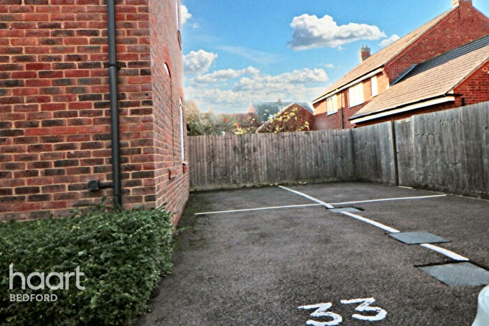 3 Bedroom Semi-Detached House For Sale In Oliver Close, Bedford, MK42