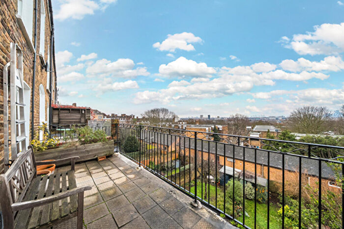 1 Bedroom Flat For Sale In Cheverton Road, Highgate, London, N19