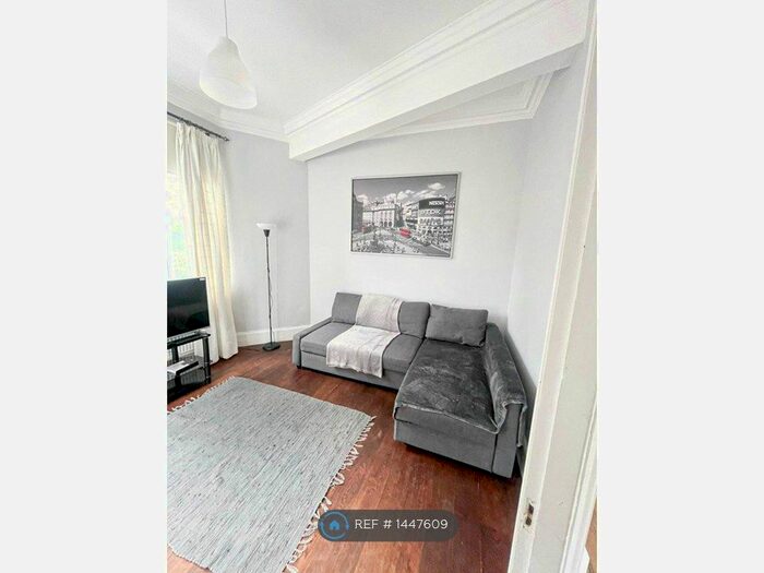 3 Bedroom Flat To Rent In Merton Park Parade, London, SW19