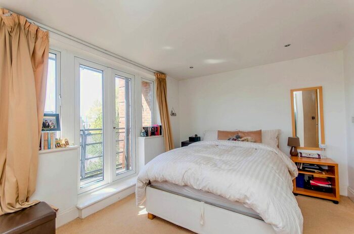 3 Bedroom Flat To Rent In Oakbark House, Brentford, TW8