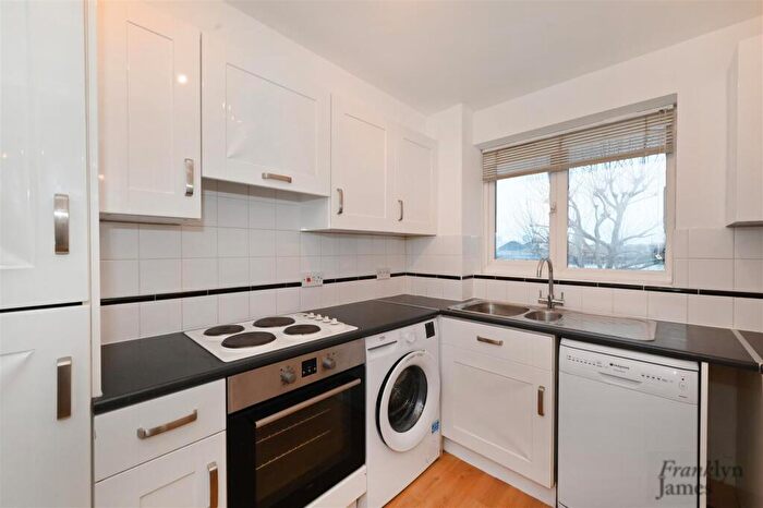 2 Bedroom Apartment To Rent In Ferguson Close, London, E14