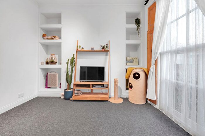 1 Bedroom End Of Terrace House To Rent In Leighton Road, Kentish Town, NW5