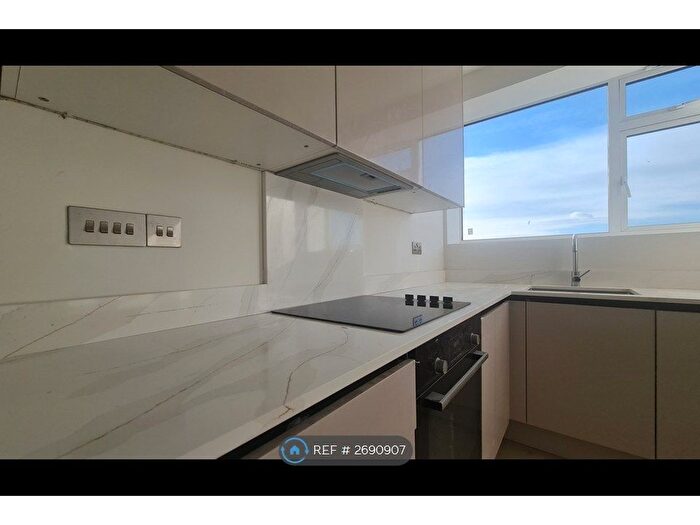 2 Bedroom Flat To Rent In Raffles House, London, NW4