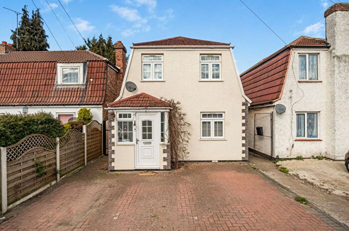 4 Bedroom Detached House For Sale In Elliman Avenue, Slough, Berkshire, SL2