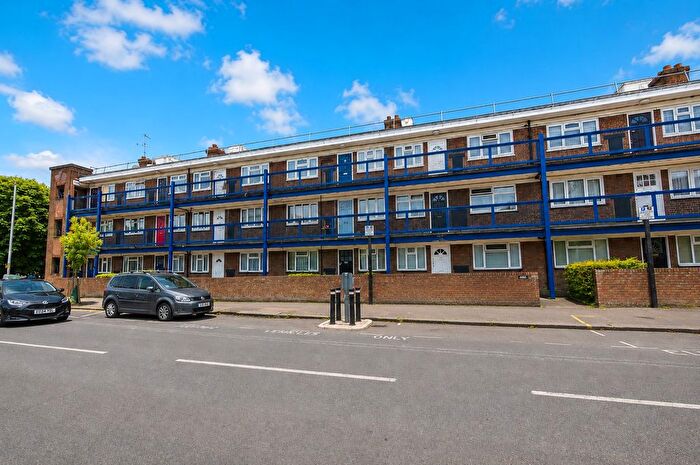 1 Bedroom Flat For Sale In Essex Mansions, Essex Road South, London, E11