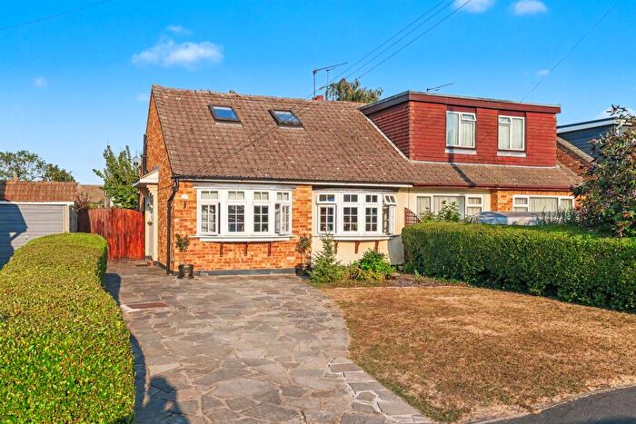 2 Bedroom Chalet For Sale In Cedar Drive, Hullbridge, Hockley, SS5